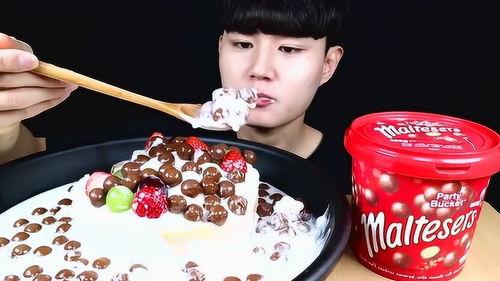 韩国网红小哥吃巧克力豆,甜蜜瞬间引网友热议