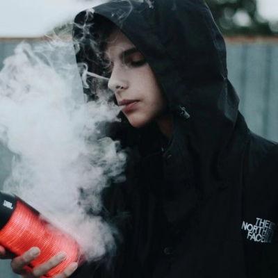 明星伤感吸烟图片男,明星伤感吸烟，男生心事难言