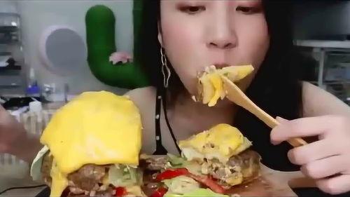 网红大姐姐吃芝士片,美味与挑战并存！