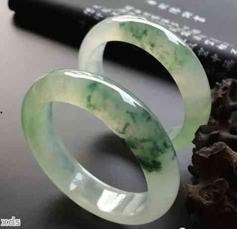 怎么看镯子是不是翡翠料