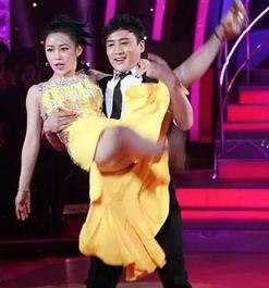 明星热舞被男伴抚摸,明星被男伴抚摸引发热议